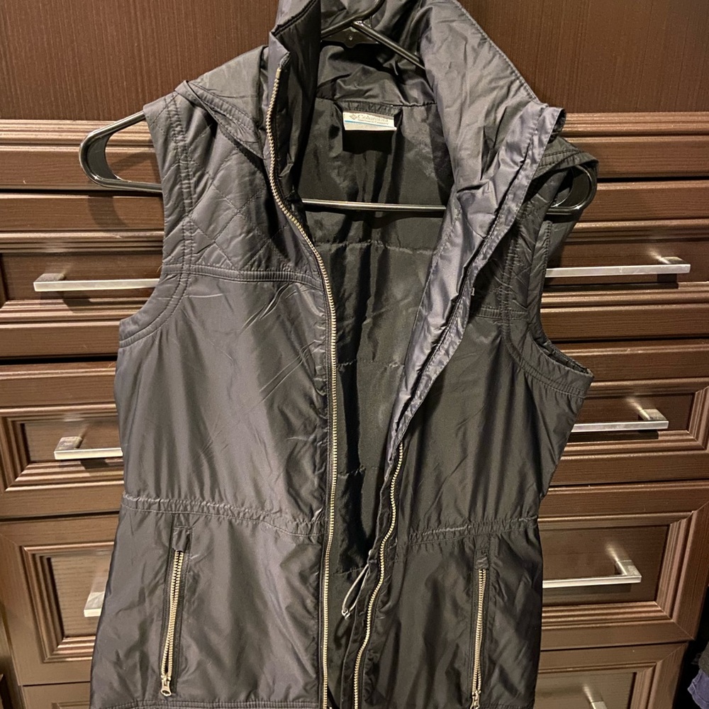 Super Cute black XS hooded Columbia vest NEW WITH TAGS
